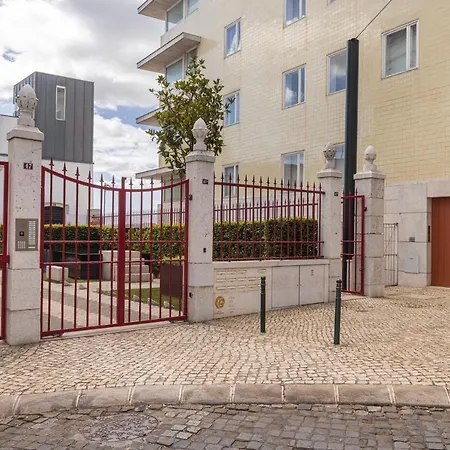 Luxury Duplex W/ River View By Lovelystay *